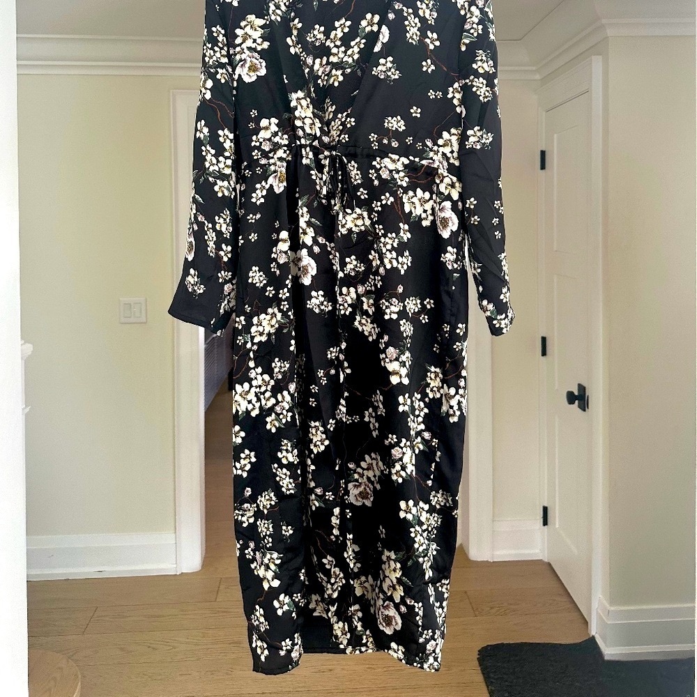 R.-YA Kimono-style Long Sleeve Duster. Gorgeous White Floral Print on Black. OS. - Picture 2 of 7